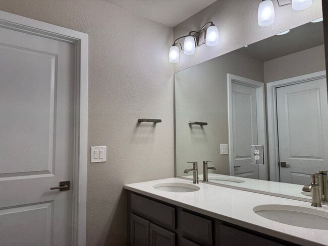 Building Photo - Like new 3 bed, 2.5 bath, 2 car in Lorson Ranch!