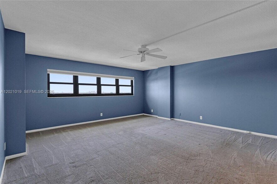 Building Photo - 3200 Port Royale Dr N