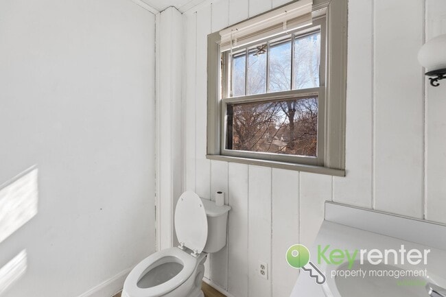 Building Photo - E Lewis St Duplex