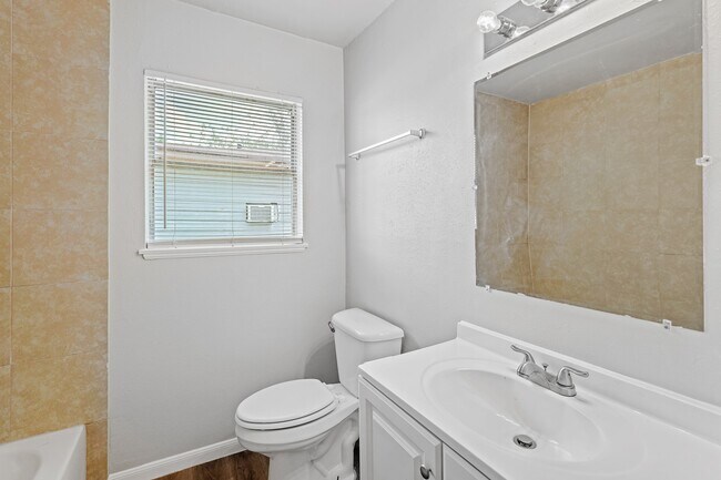 Building Photo - 5830 Glenhurst Dr