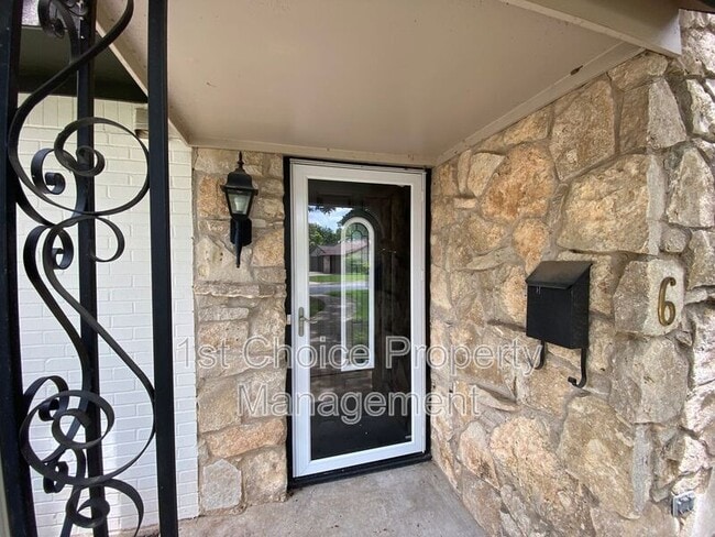 Building Photo - 6 1 Main Pl