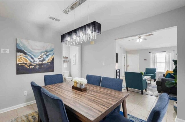 Building Photo - Renovated 2 bedroom Unit