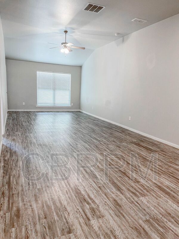 Building Photo - 2135 N Texas Ave