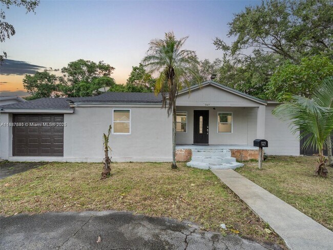 Building Photo - 947 NE 149th St