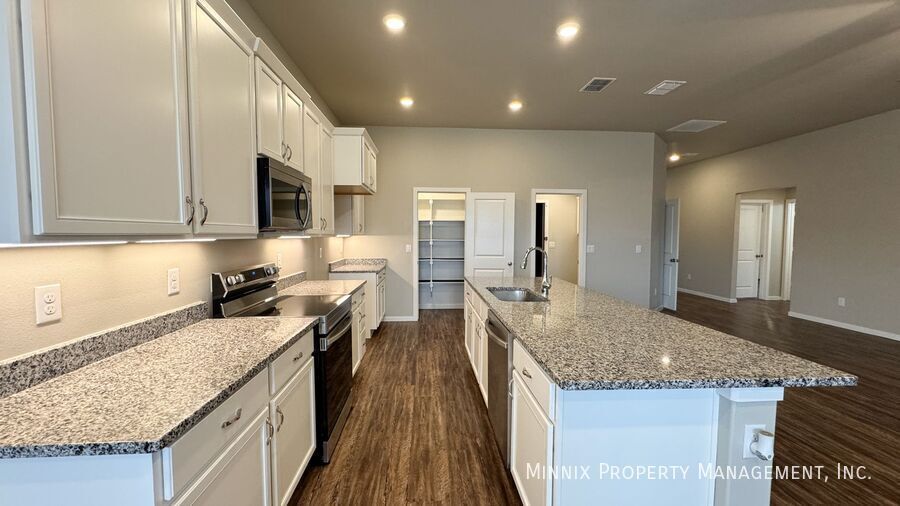 Building Photo - 2006 Kenwood Ave