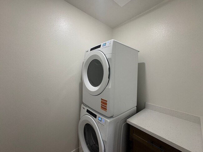 Building Photo - Modern 3BD/3BA in San Marcos