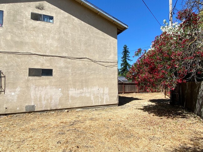 Building Photo - Two Bed, One Bath Triplex with a One Car Garage In North Stockton
