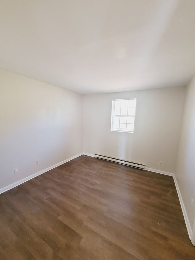 Building Photo - Lovely Two Bedroom - One Bathroom Brick Du...