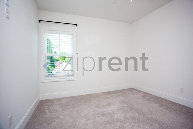 Building Photo - Unit