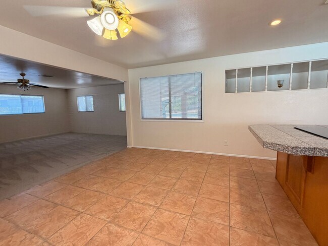 Building Photo - 718 E Manhatton Dr