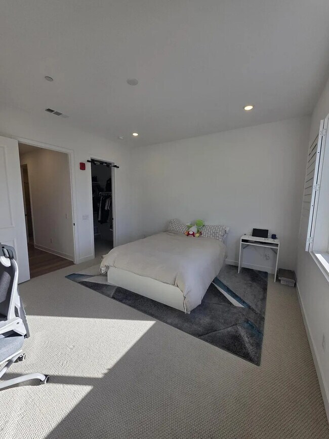 Building Photo - Bright 1-Bed Top-Floor Haven w/ In-Unit Laundry, Central AC & Attached Garage – Valencia