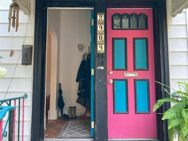 Building Photo - 2909 W Dickens Ave