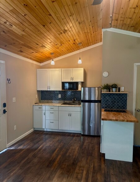 Kitchen - stainless steel appliances - 38 Ferguson Rd