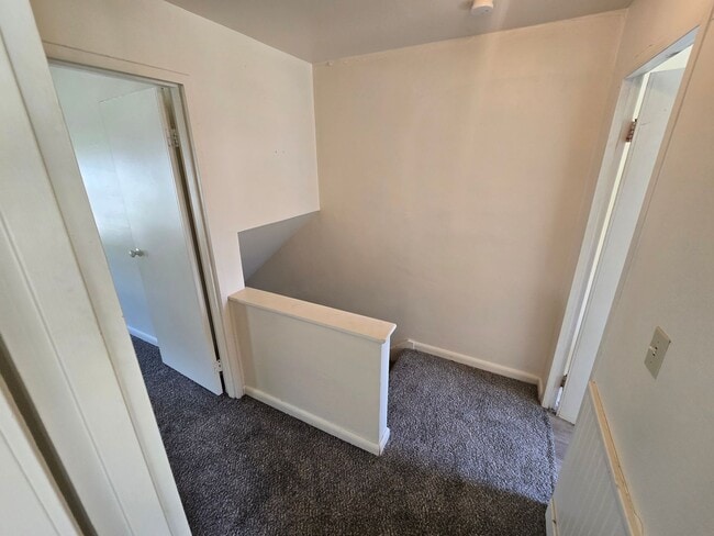 Building Photo - $900 - 2 Bedroom 1 Bathroom Townhome