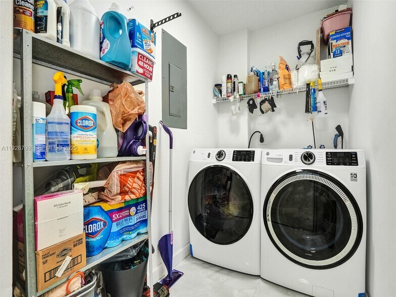 Building Photo - 9470 Tangerine Pl