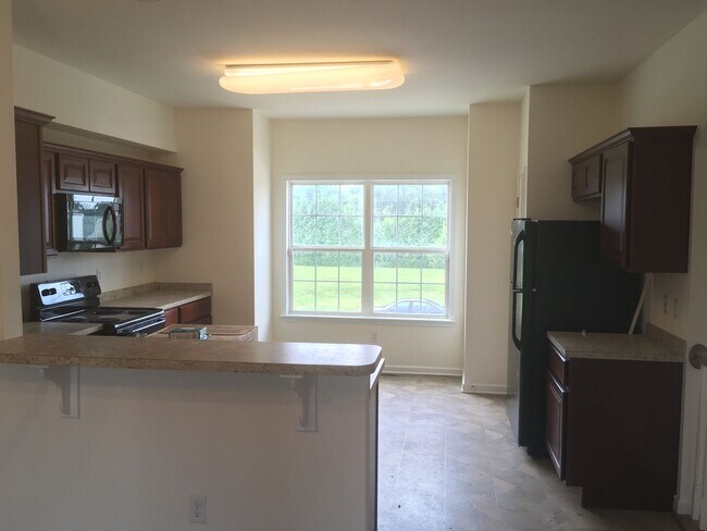 Building Photo - Room to spread out!