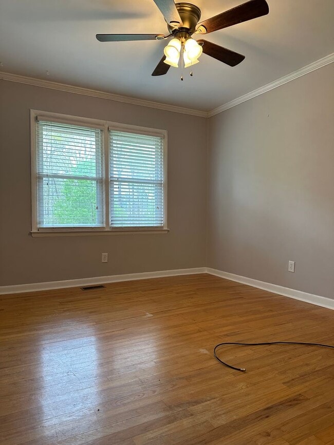 Building Photo - Large Home on the Eastside on a deadened street - Pre Lease