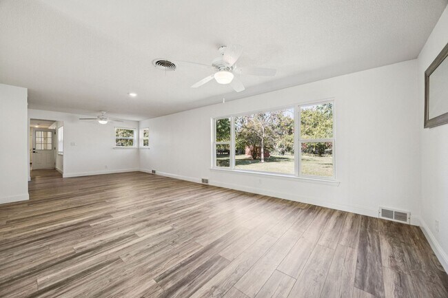 Building Photo - Stylish Renovation + Solar Savings in Prime Location