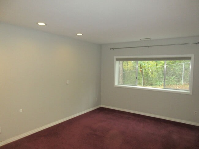 Building Photo - Beautiful Three Bedroom in the Hills of South Salem