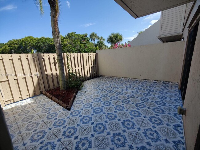 Building Photo - 616 Executive Center Dr