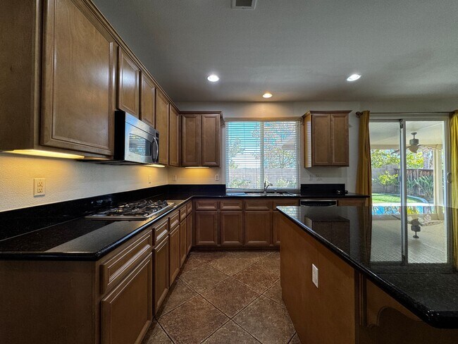 Building Photo - Spacious Temecula House with Bedroom and Bathroom on first floor!