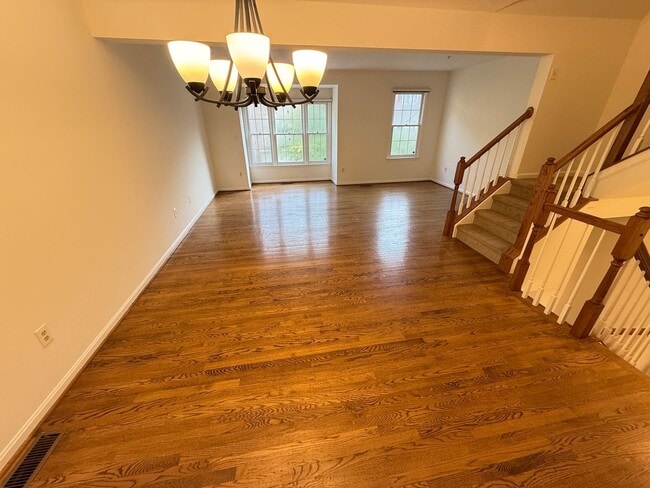 Building Photo - Beautiful 3 bed/3.5 Bath in ideal location!