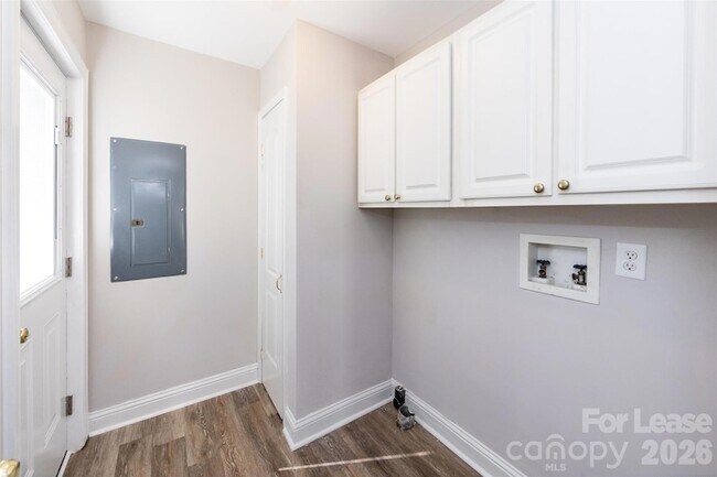 Building Photo - 807 King Arthur Dr