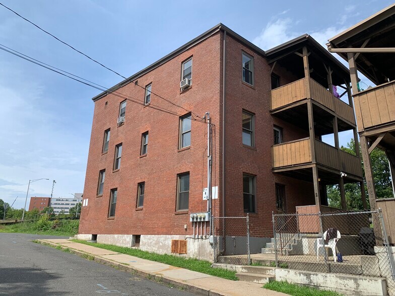 Building Photo - 4 Flower St