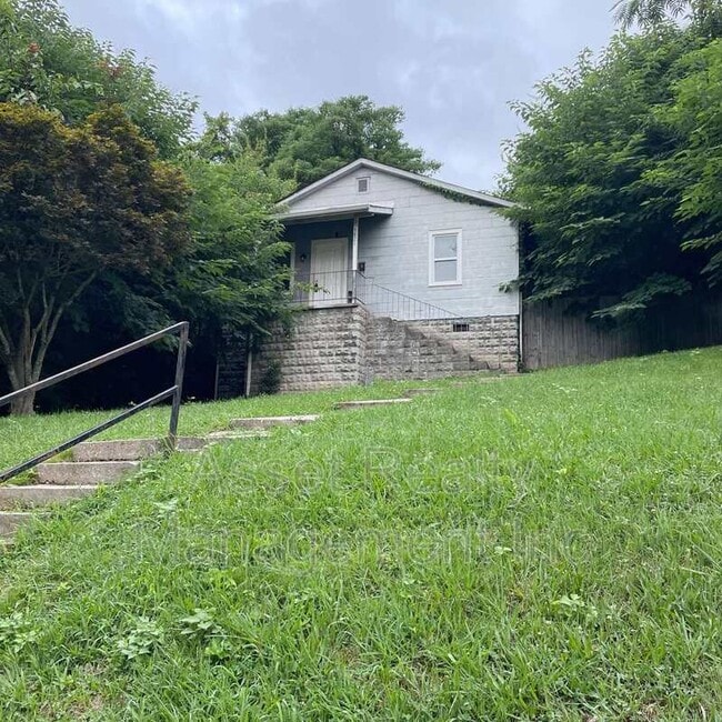 Primary Photo - 3821 Hampton Ave