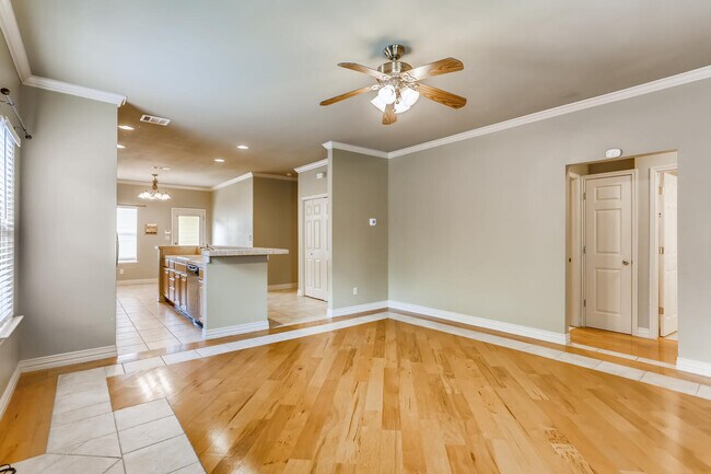 Building Photo - 2113 Thrasher Ln