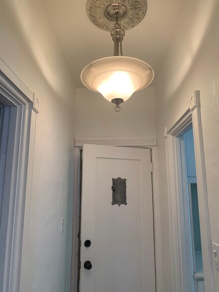 Building Photo - 802 N Sweetzer Ave