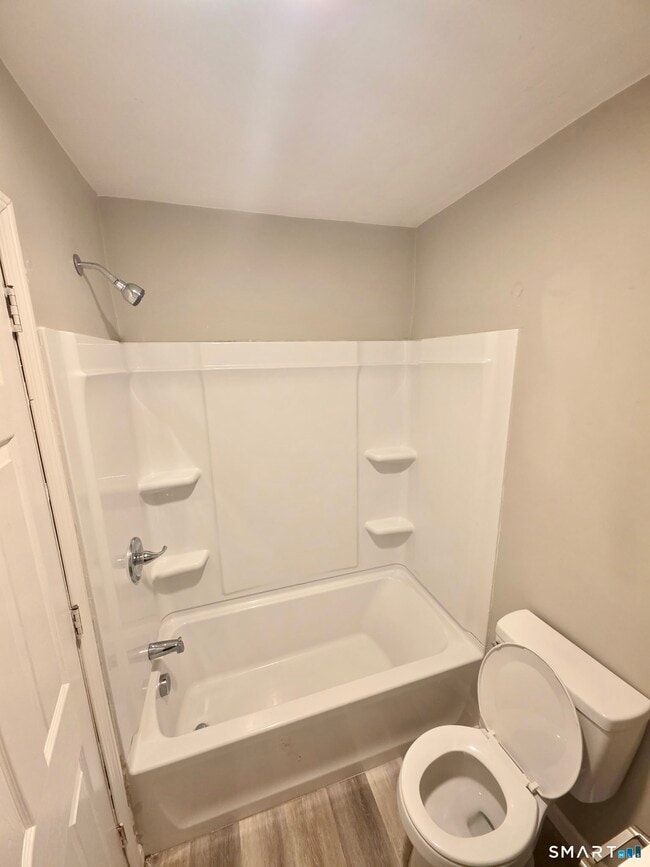 Building Photo - 6 Peggy Ln