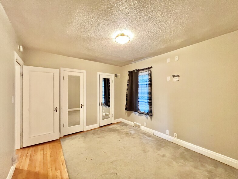 Building Photo - 725 Pflaum Rd
