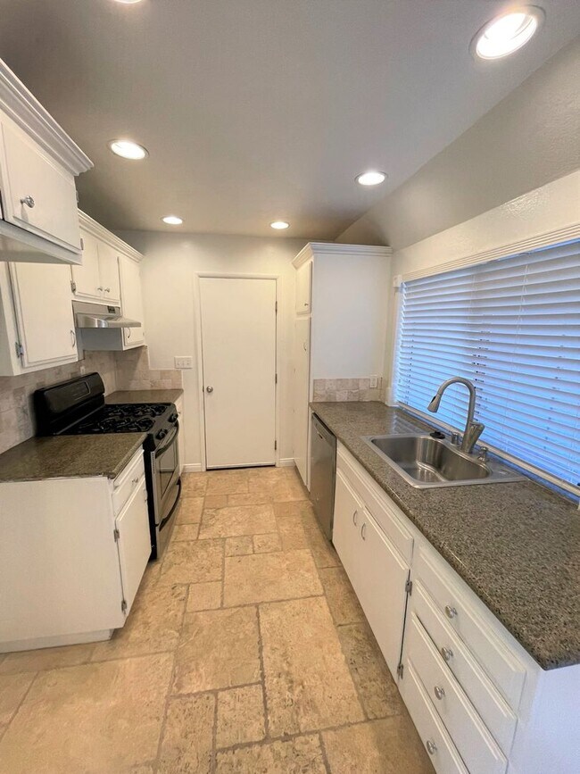Building Photo - Todd Ranch Townhome- Enjoy The Community Pool!