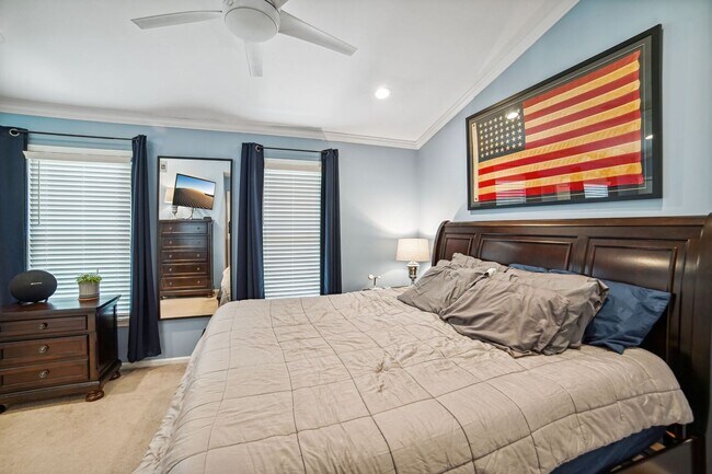 Building Photo - Wonderful 2BR/3.5BA townhouse located in B...