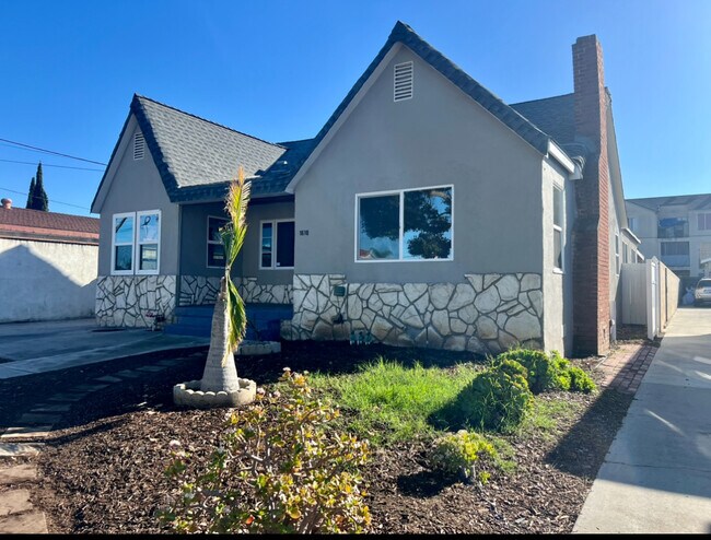 Building Photo - 1610 W 9th St