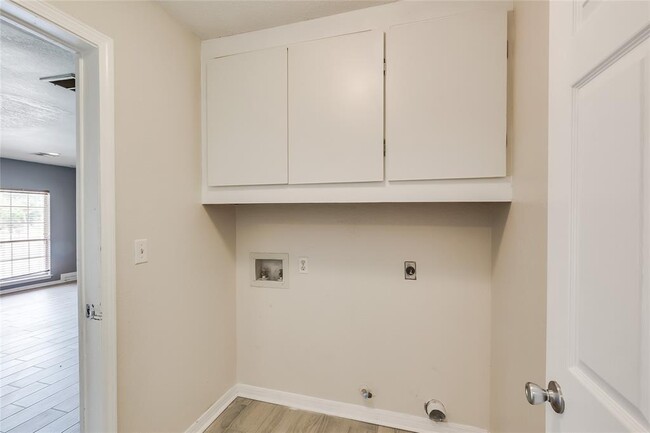 Building Photo - 1002 Oakridge Dr