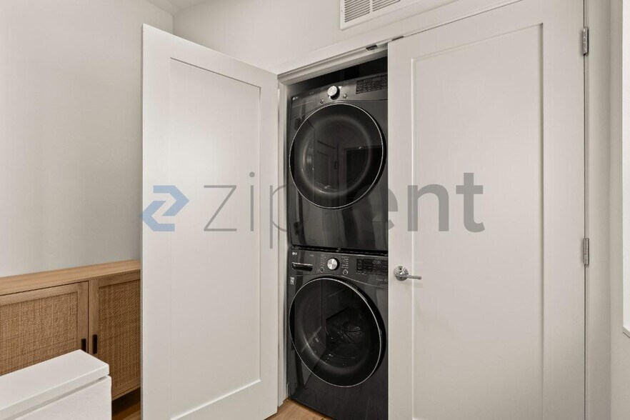 Building Photo - Unit