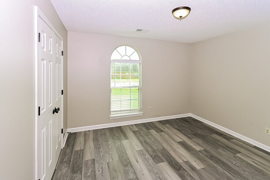 Building Photo - 1700 Brentwood Trce