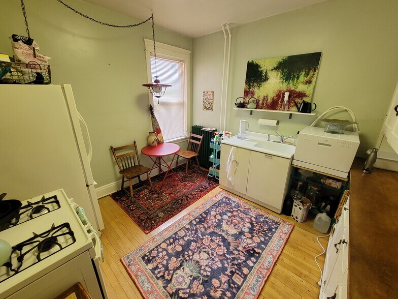 Building Photo - 1127 E 6th St