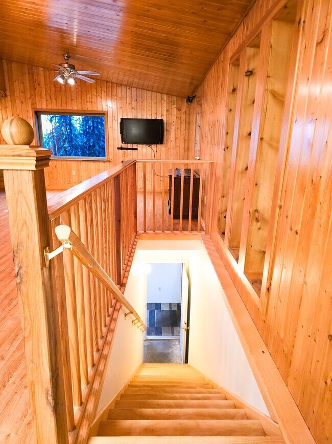 Building Photo - 3BR/3BA Home on 1.9 Acres – Garage & Pet F...