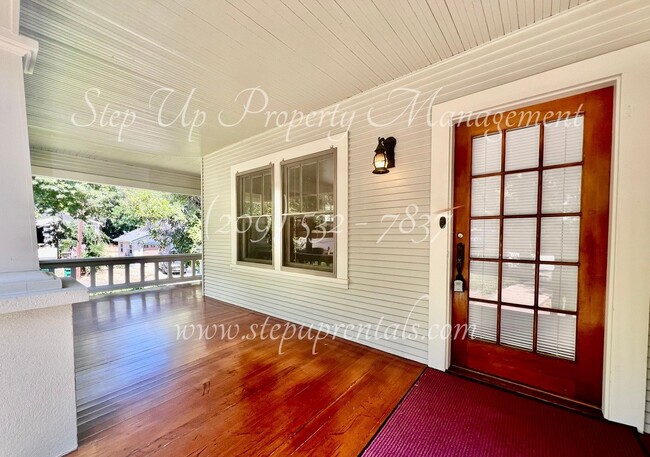 Building Photo - Beautiful 1920's 3 Bed 1 Bath Home Within ...
