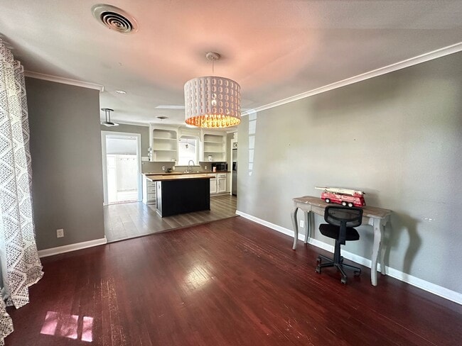 Building Photo - Spacious 2 Bedroom