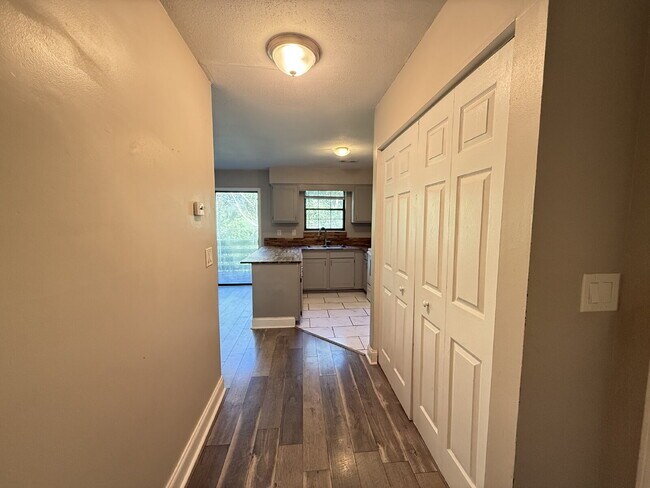 Building Photo - Spacious 1-Bedroom Apartment in West Knoxv...