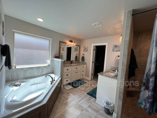 Building Photo - 3116 Drake Crest Dr