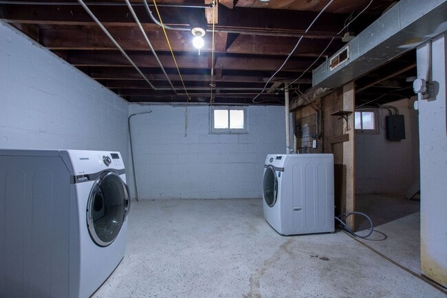 Building Photo - 2 Bedroom / 1 Bath Home located near Askar...