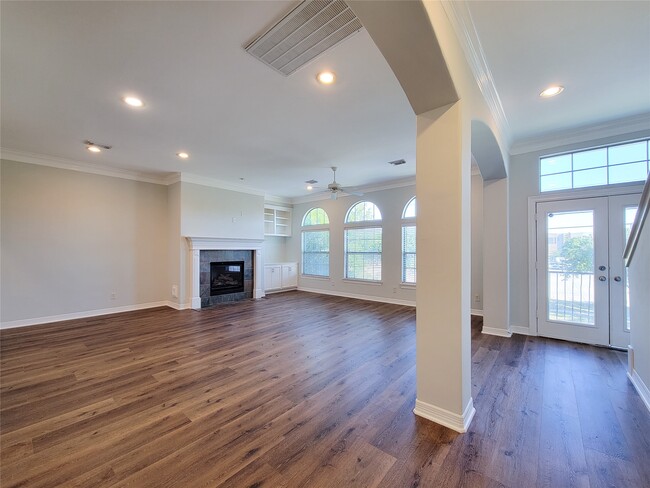 Building Photo - 2416 La Branch St