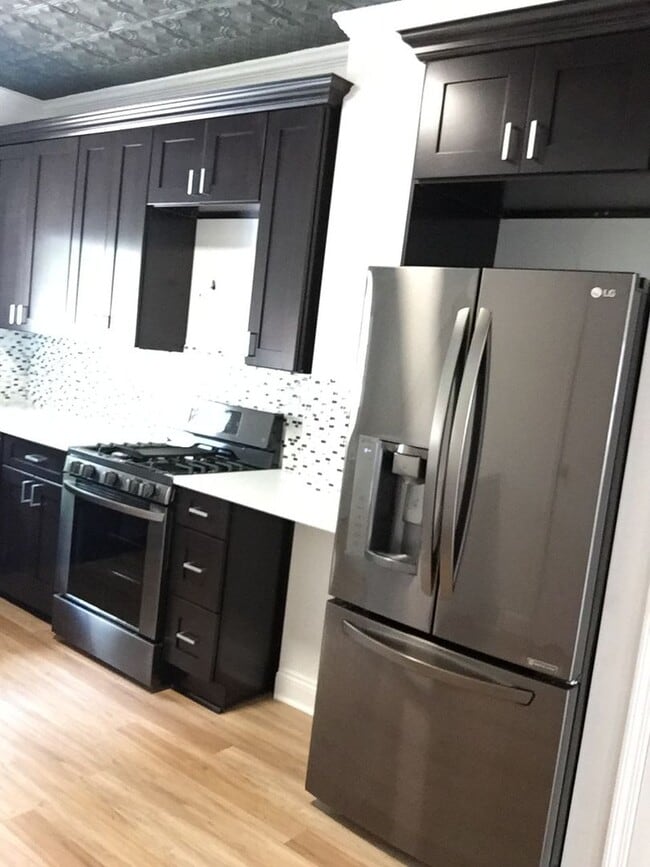 Building Photo - Updated Renovation - South Side Flats