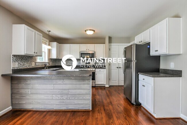 Building Photo - 4 Bedroom Pet-Friendly Home in Smithfield, NC with Main Street Renewal