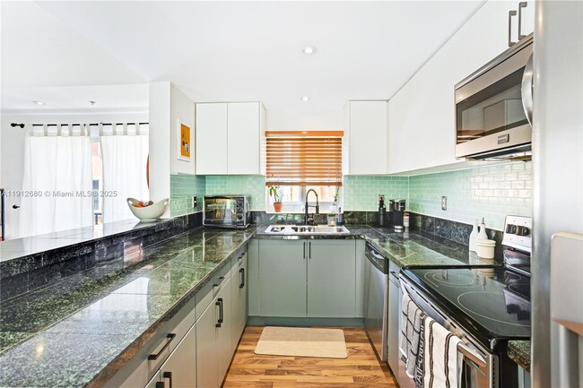 Building Photo - 1611 SW 2nd Ct